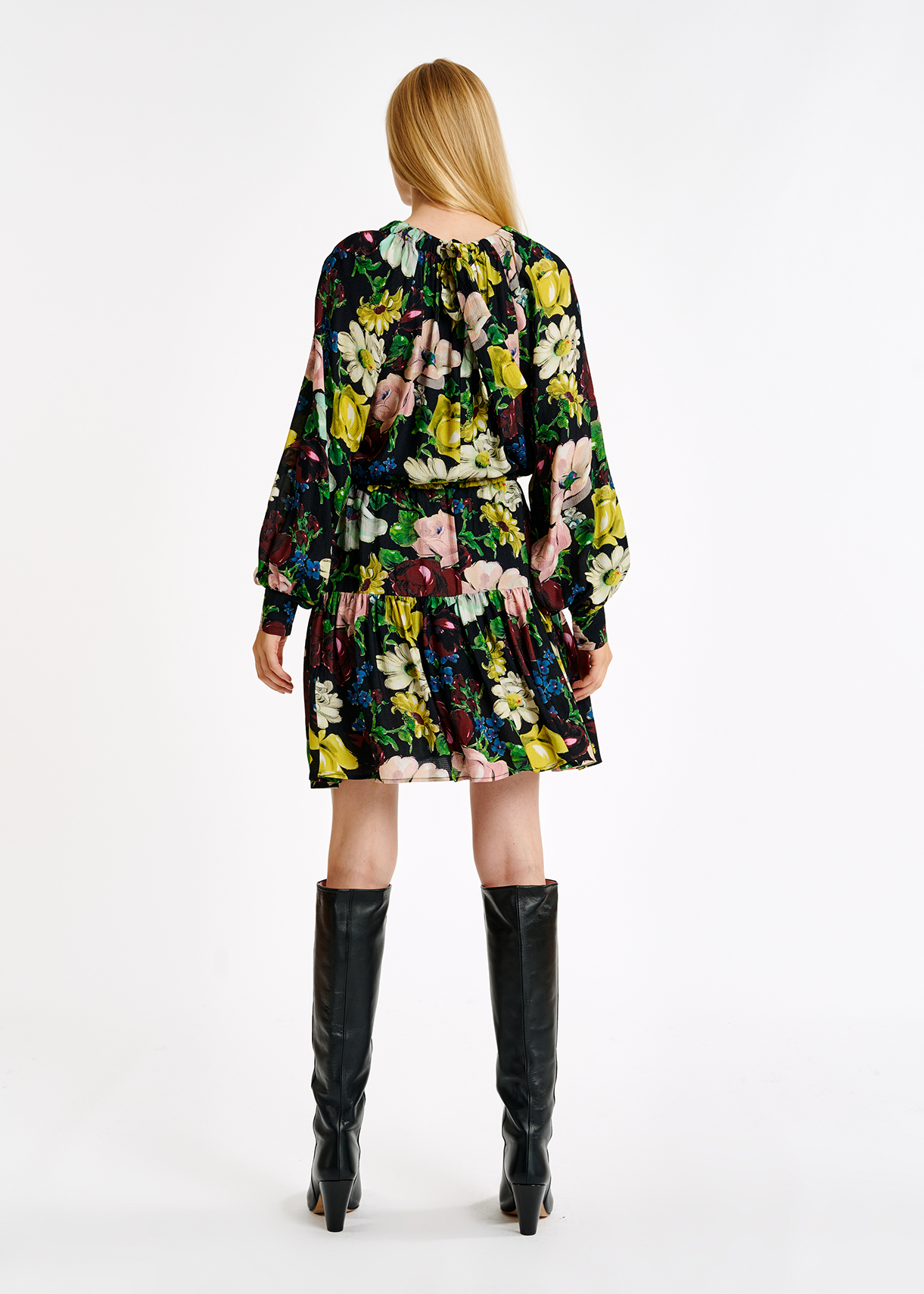 Zwarte, witte en gele mini-jurk met bloemenprint RE—SSENTIEL tweedehands photo 8